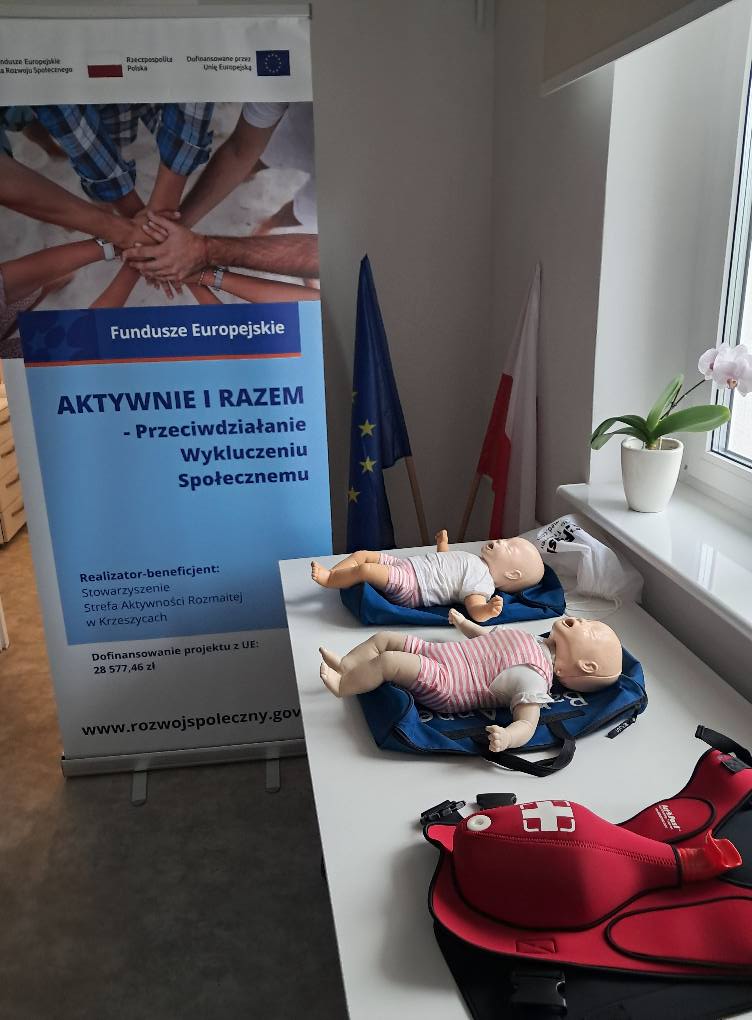 Baner wraz z dziecięcymi manekinami