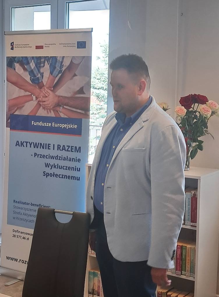 Pan w garniturze przemawia